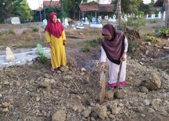 Многолюдные похороны испортил человек, пощекотавший ногу “мертвеца”