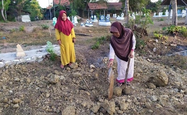 Многолюдные похороны испортил человек, пощекотавший ногу “мертвеца”