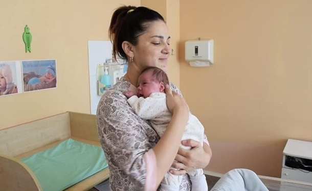 В Казахстане женщина родила двух детей с разницей в два месяца (ФОТО, ВИДЕО)