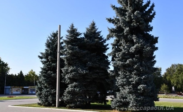 Послание. В Измаиле коммунальщик повесился возле здания мэрии