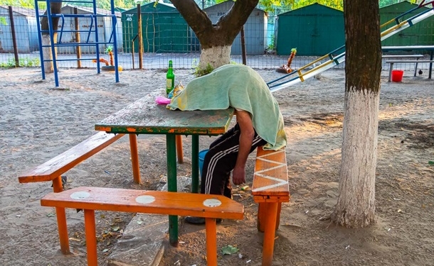 В Днепре на детской площадке нашли мертвого мужчину в зеленке