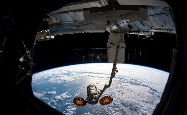 NASA показала выход астронавта в открытый космос