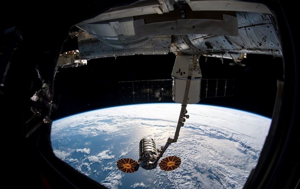 NASA показала выход астронавта в открытый космос 1