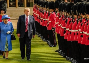 Елизавета II пожаловалась на испортившего ее газон Трампа