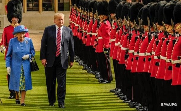 Елизавета II пожаловалась на испортившего ее газон Трампа