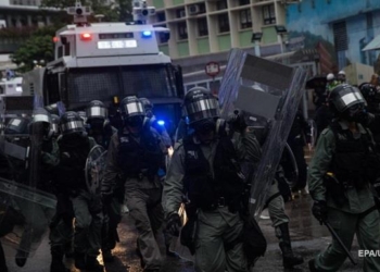 На протестах в Гонконге ранены 15 полицейских