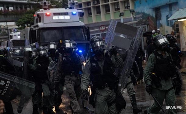 На протестах в Гонконге ранены 15 полицейских