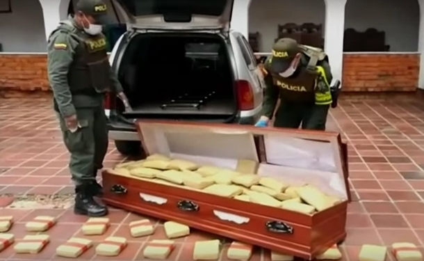 Остановили катафалк. В двух гробах нашли 300 кг марихуаны (ВИДЕО)