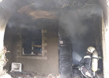 В Николаеве сгорело неэксплуатируемое здание (ФОТО)