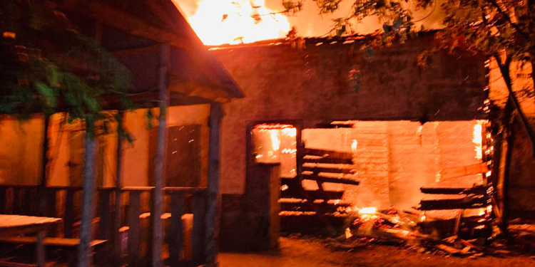 На Спортивной в Николаеве сгорело неэксплуатируемое здание (ФОТО)