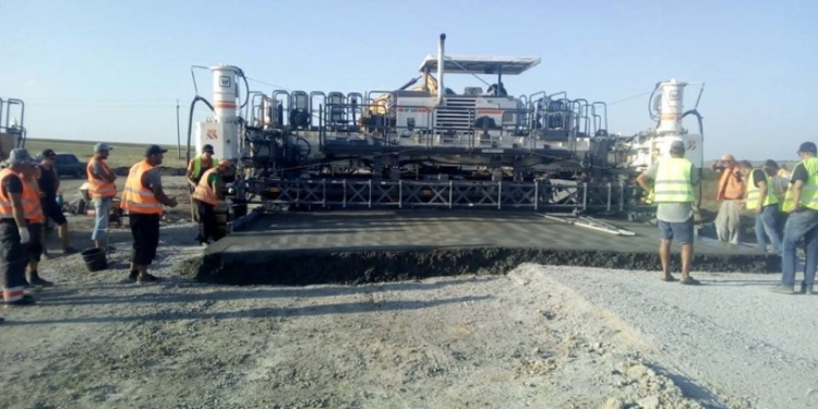 На автодороге Н-14 «Александровка-Кропивницкий-Николаев» «Ростдорстрой» уложил первые метры цементобетона (ФОТО)