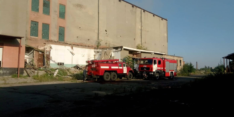 В Вознесенске тушили пожар 300 кв.м в неэкплуатируемом здании (ФОТО)