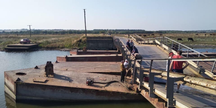 В Снигиревском районе Николаевщины фуры утопили понтонный мост – проезд для грузовиков там теперь закрыт (ФОТО)