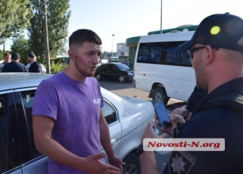 В центре Николаева возник конфликт между полицейскими и водителем BMW, застрявшим на пешеходном переходе (ФОТО, ВИДЕО)