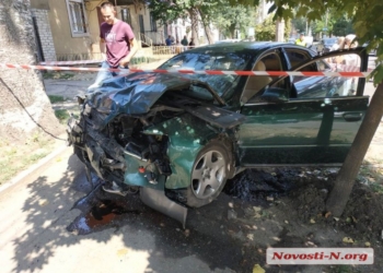Обновлено. В центре Николаева пьяный водитель «Ауди» протаранил припаркованный внедорожник — пострадали двое прохожих (ФОТО, ВИДЕО)