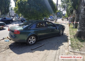 Обновлено. В центре Николаева пьяный водитель «Ауди» протаранил припаркованный внедорожник — пострадали двое прохожих (ФОТО, ВИДЕО)