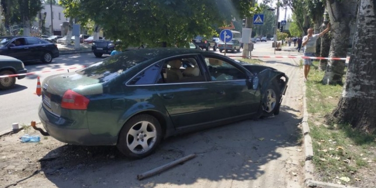 Обновлено. В центре Николаева пьяный водитель «Ауди» протаранил припаркованный внедорожник — пострадали двое прохожих (ФОТО, ВИДЕО)