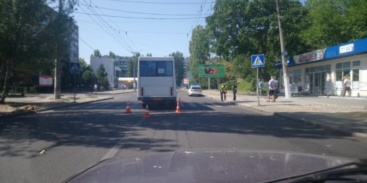 На Намыве маршрутка сбила пожилого мужчину, его забрала «скорая»