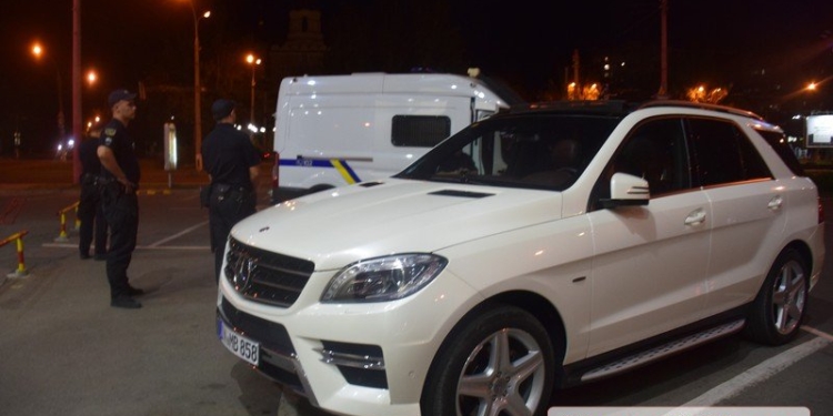 Возле «Сити-центра» обокрали люксовый «Мерседес», несмотря на присутствие водителя (ФОТО)