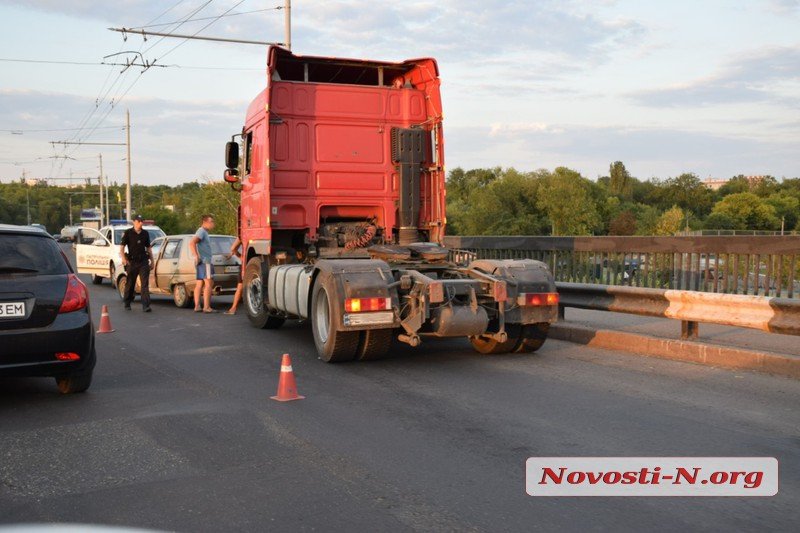 На Ингульском мосту «Славута» не разминулась с тягачом 5