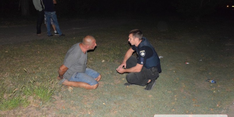 В Николаеве пьяный таксист напал на остановивших его полицейских, а потом устроил спектакль (ВИДЕО)