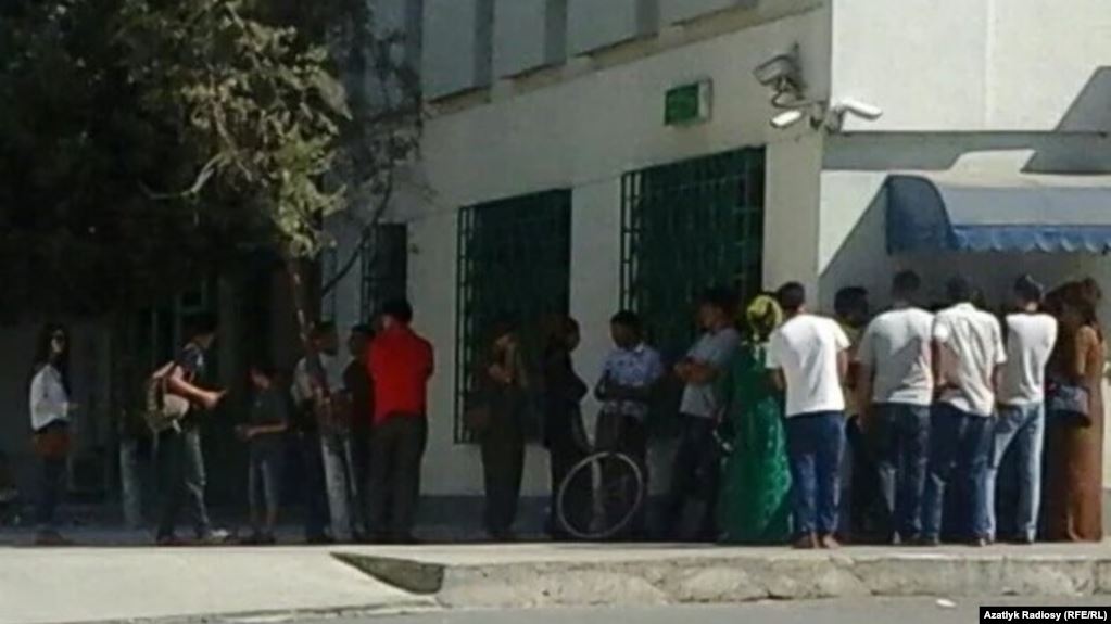 В Туркменистане полиция задерживает людей за очереди у банкоматов 1
