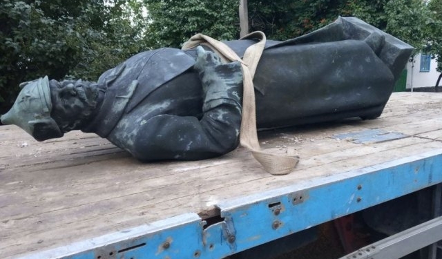 В Каховке демонтировали памятник Фрунзе