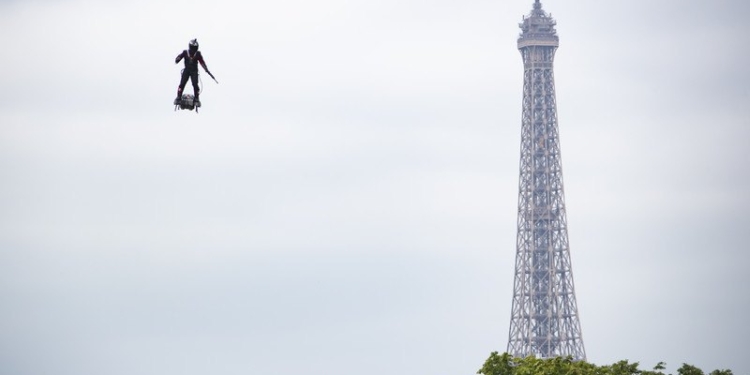 Французский изобретатель пересек Ла-Манш на реактивном флайборде (ВИДЕО)