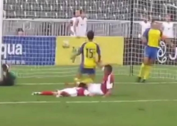 В чемпионате Китая футболист так радовался забитому голу, что отправил одноклубника в нокаут (ВИДЕО)