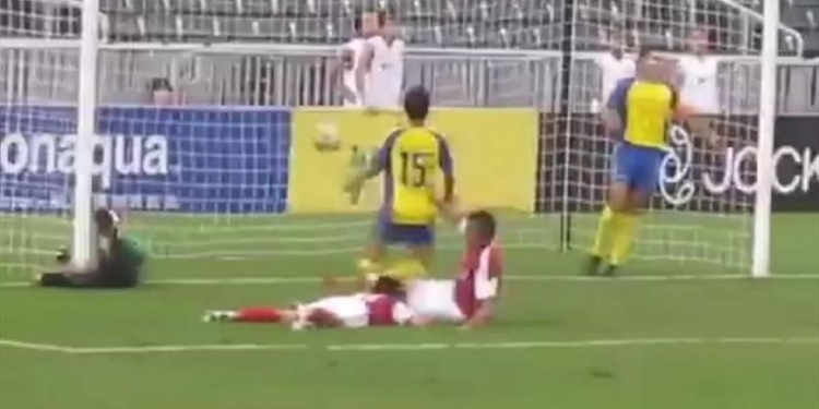 В чемпионате Китая футболист так радовался забитому голу, что отправил одноклубника в нокаут (ВИДЕО)