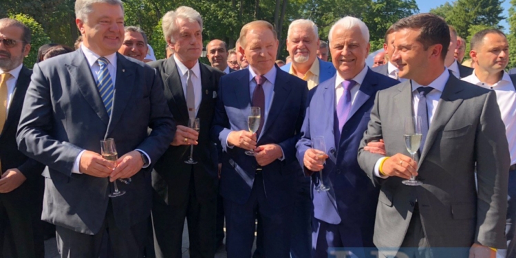 Пять президентов Украины впервые сфотографировались вместе (ФОТО)
