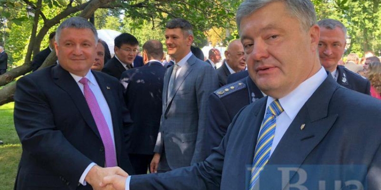 Порошенко и Аваков пожали руки на приеме у Зеленского (ФОТО)