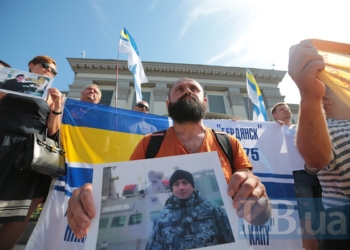 Возле российского посольства в Киеве провели акцию в поддержку 24 пленных моряков