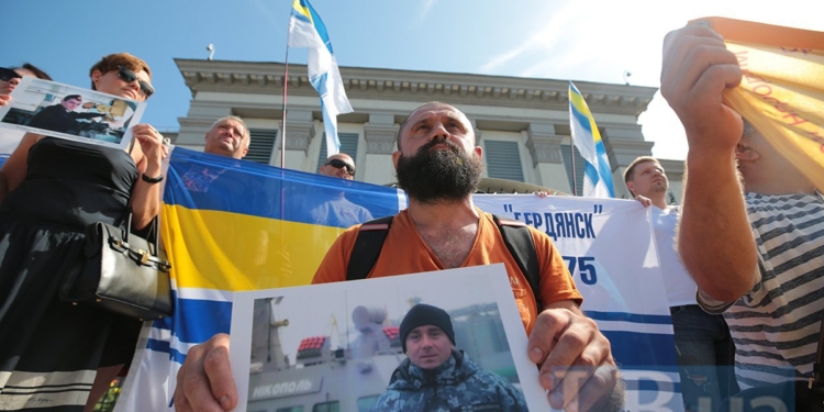 Возле российского посольства в Киеве провели акцию в поддержку 24 пленных моряков