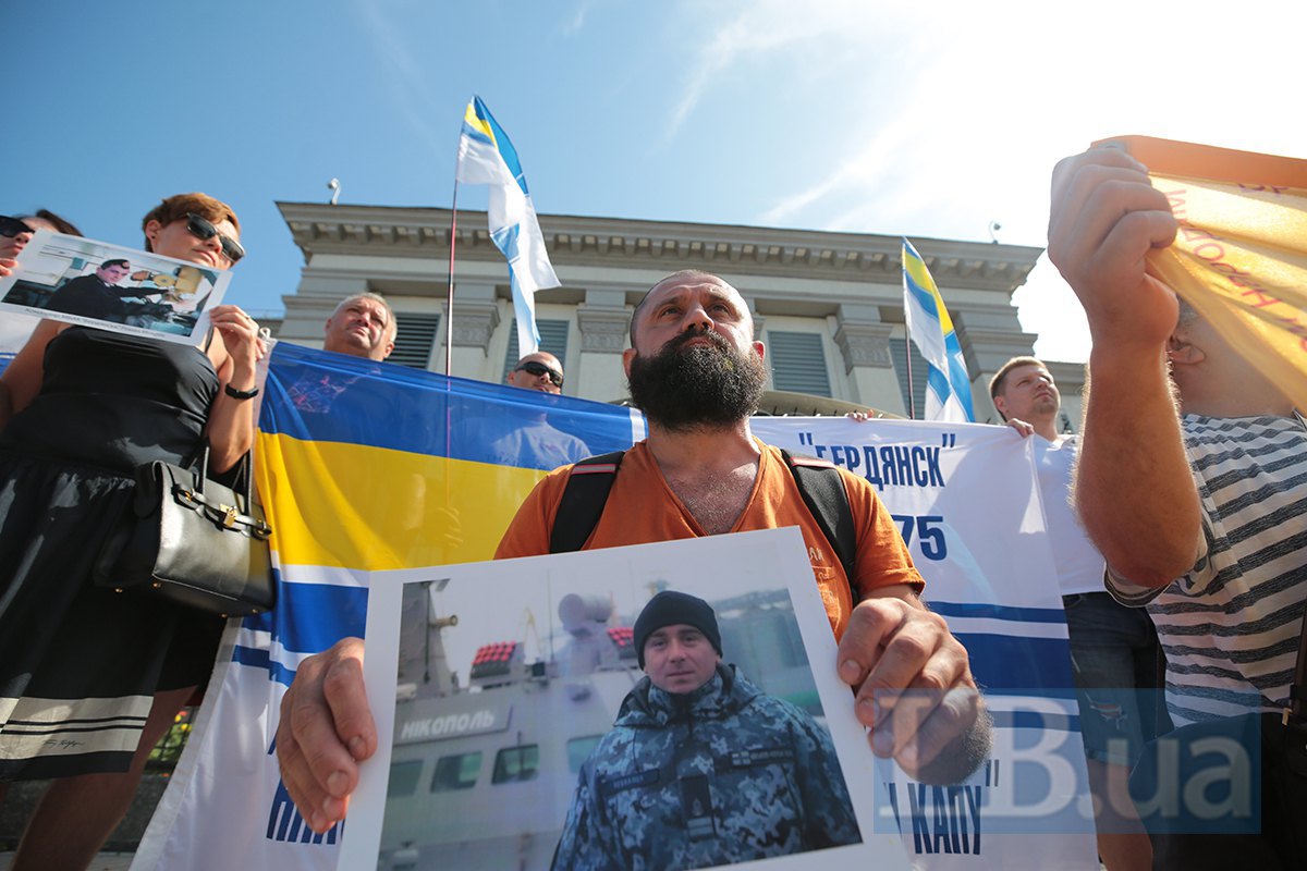 Возле российского посольства в Киеве провели акцию в поддержку 24 пленных моряков