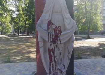 В Житомирской области облили красной краской Мемориал участникам АТО