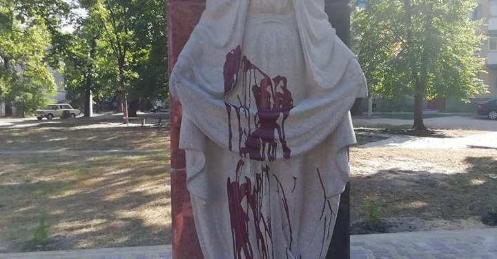 В Житомирской области облили красной краской Мемориал участникам АТО