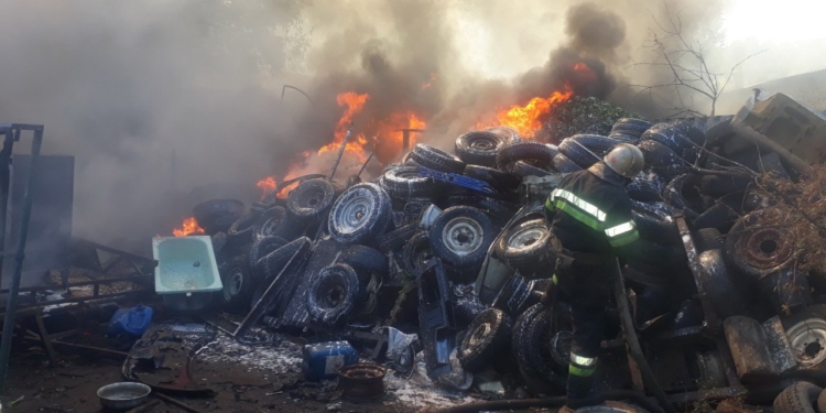 ​В Харькове произошел масштабный пожар на складе старых покрышек, сгорели пять автомобилей