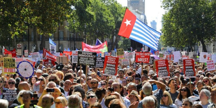 Тысячи британцев вышли на улицы из-за решения Джонсона приостановить работу парламента