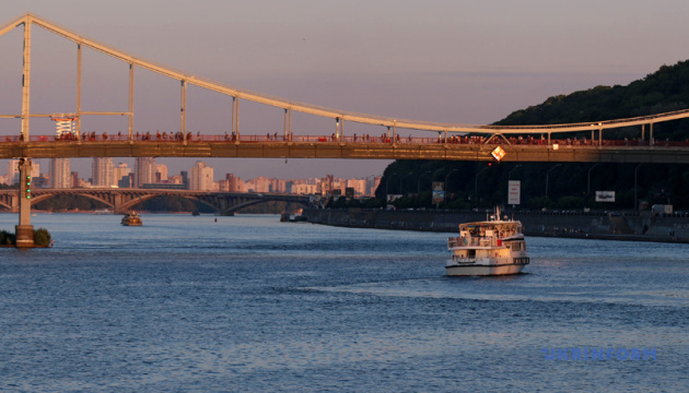 В Киеве обвалилась часть моста на Труханов остров (ВИДЕО) 1