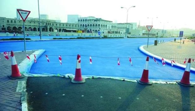 В Катаре для снижения температуры асфальта дорогу перекрасили в синий цвет 1