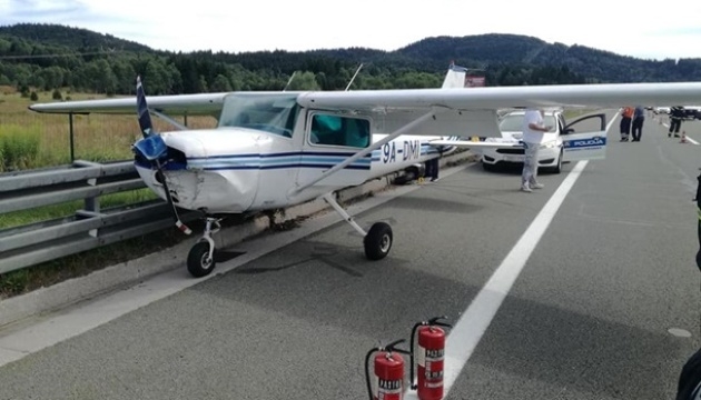 В Хорватии самолет экстренно сел на главной автомагистрали (ФОТО, ВИДЕО)