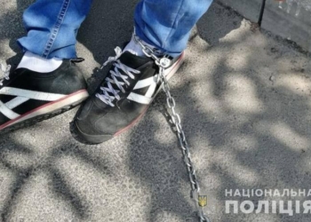 В Киеве таксист посадил на цепь пассажира, который не расплатился за поездку в Сумы (ФОТО)