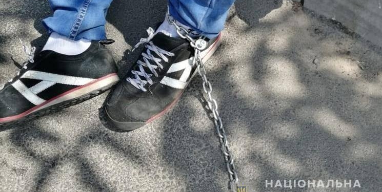 В Киеве таксист посадил на цепь пассажира, который не расплатился за поездку в Сумы (ФОТО)