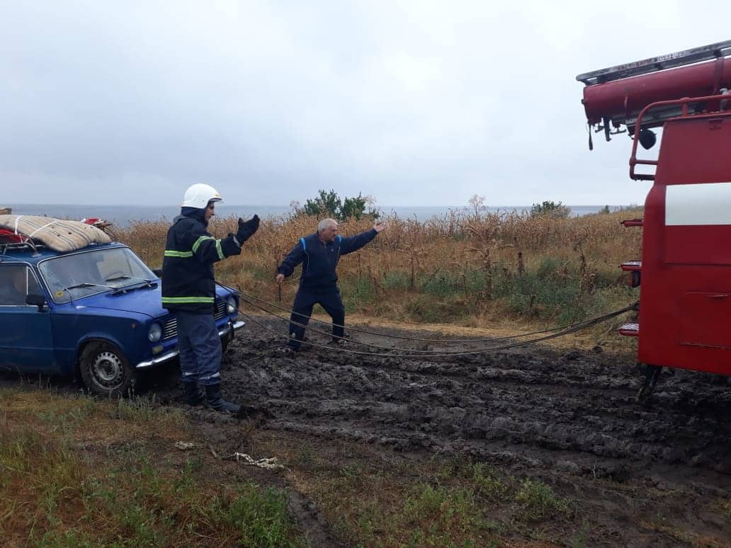 На Николаевщине спасатели во время непогоды оказали помощь застрявшим в грязи гражданам (ФОТО) 5