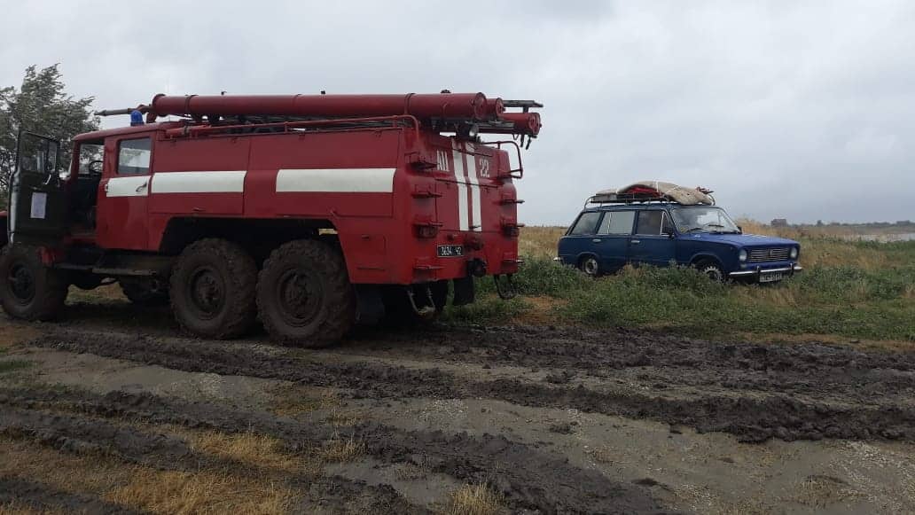 На Николаевщине спасатели во время непогоды оказали помощь застрявшим в грязи гражданам (ФОТО) 3