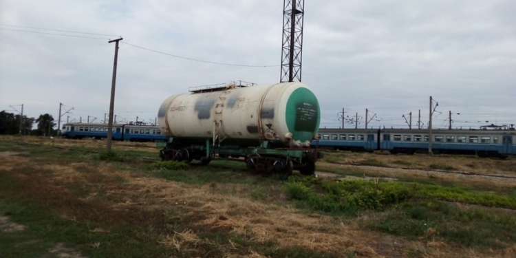 На железнодорожной станции в Николаевской области потекла цистерна «Укртатнафты» с бензолом – ЧП ликвидируют спасатели (ФОТО)