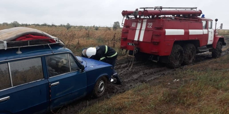 На Николаевщине спасатели во время непогоды оказали помощь застрявшим в грязи гражданам (ФОТО)