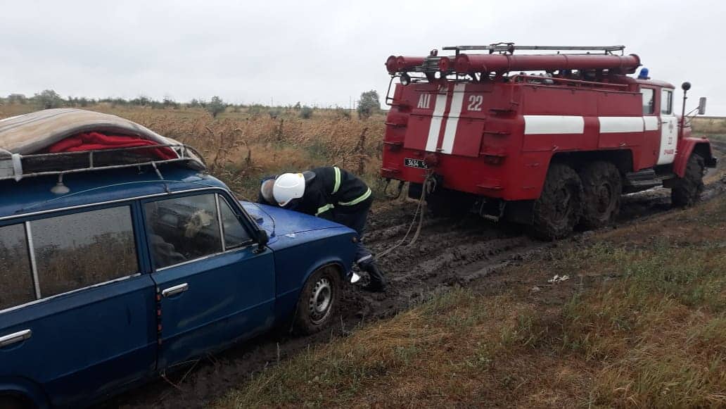 На Николаевщине спасатели во время непогоды оказали помощь застрявшим в грязи гражданам (ФОТО) 1