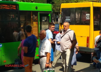 Новый городской автобус задел “маршрутку” в Корабельном районе